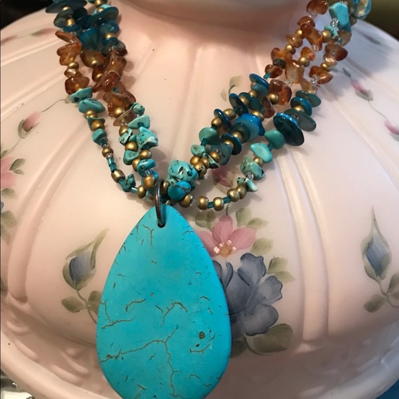 Beautiful large faux turquoise and stone chipped necklace in new condition. - Picture 1 of 5